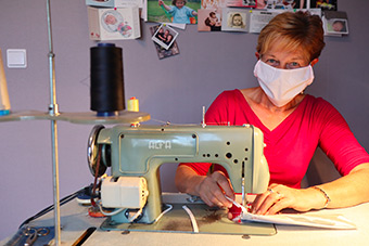 Annie, couturière à St Maurice, fabrique des masques