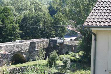Le pont médiéval de Borne détruit par un bombardement en 1944 et réhabilité en 2013